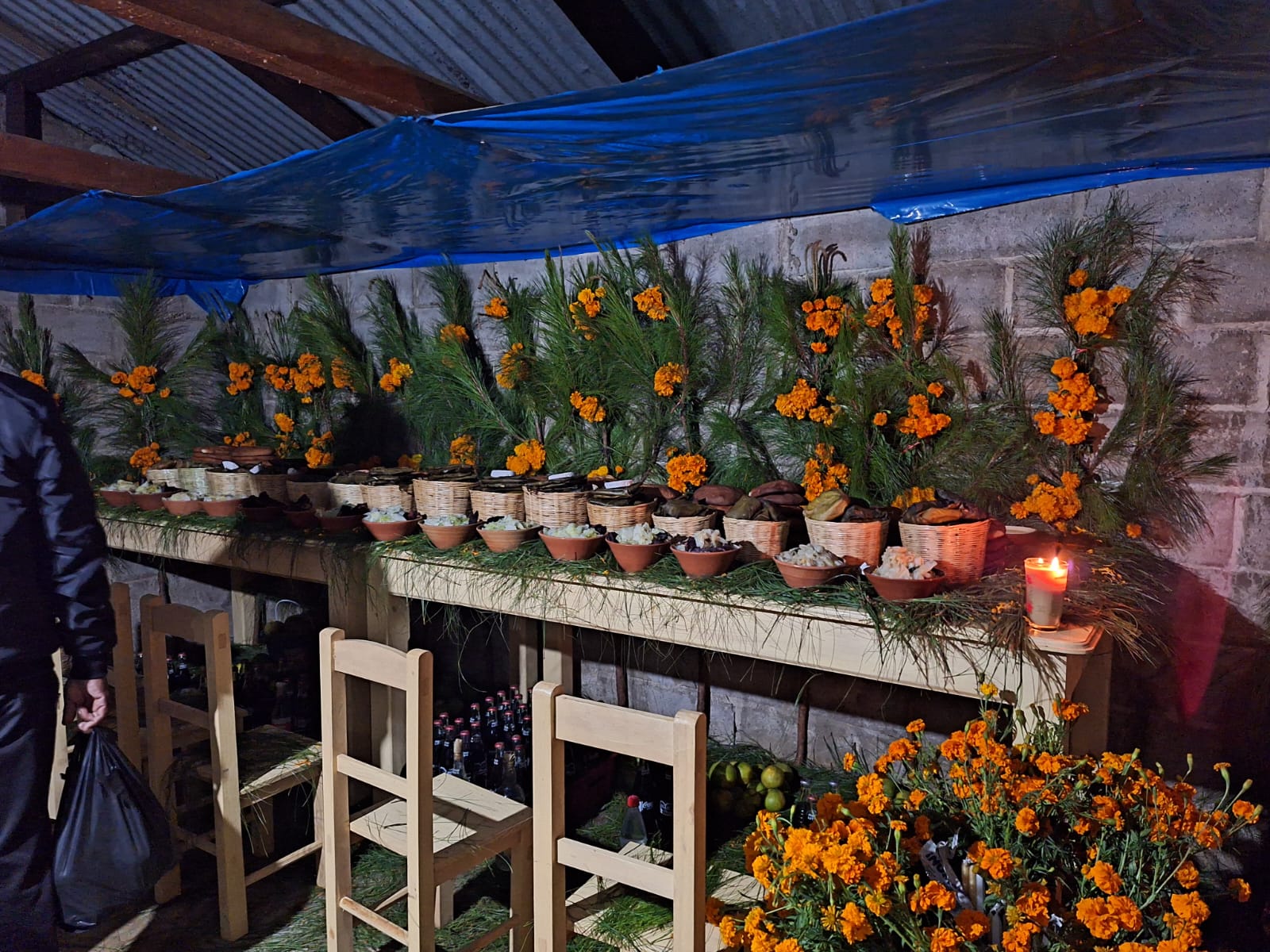 Velas y flores durante la festividad